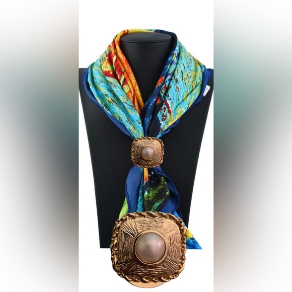 Jewelry - Elegant Gold and Pearl Women's Scarf Clip